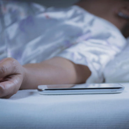 Por favor, evita dormir cerca de tu celular